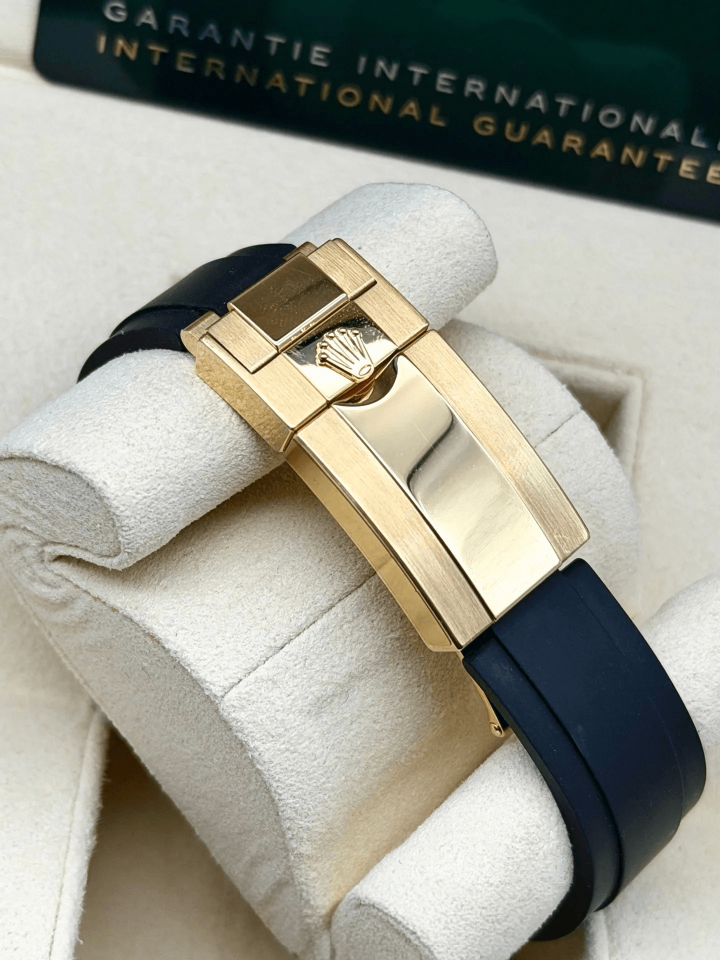 men 40mm chronograph solid yellow gold case champagne dial black ceramic bezel rubber strap watch 126518LN watch brand engraved buckle detail